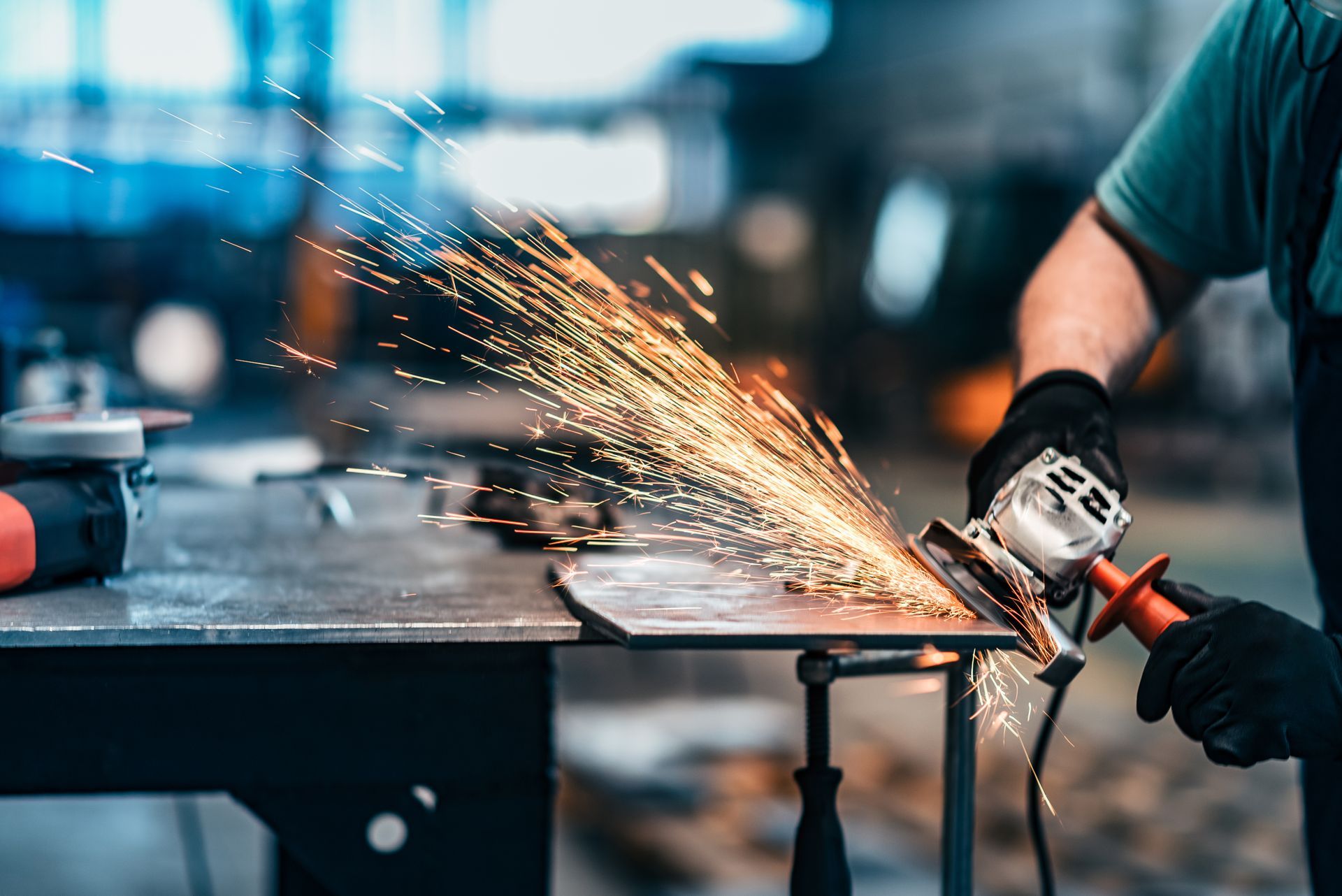 Travaux de sciage par un artisan dans un atelier