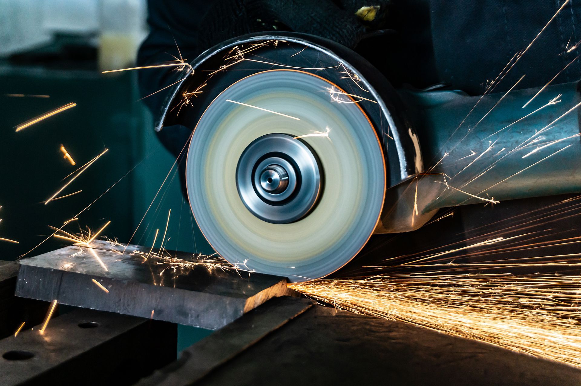 Travaux de sciage avec étincelles