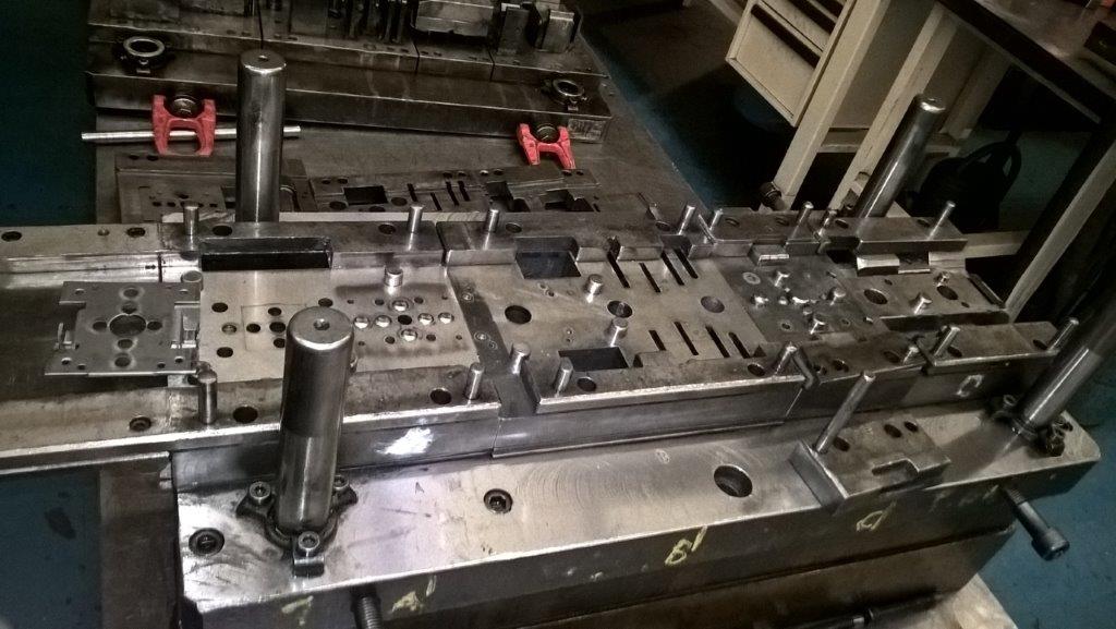 Pièce métallique découpée sur une machine à presse