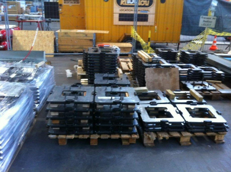 Grandes pièces métalliques stockées