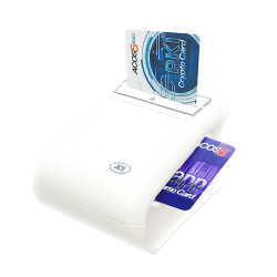 Lecteur de cartes blanc avec deux cartes à puce insérées : une bleue et blanche, l'autre rouge et blanche.