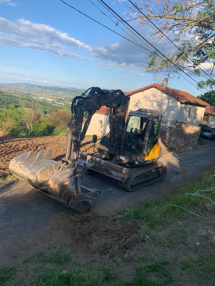 Location d'engins de chantier près de SaintÉtienne pelles, camions