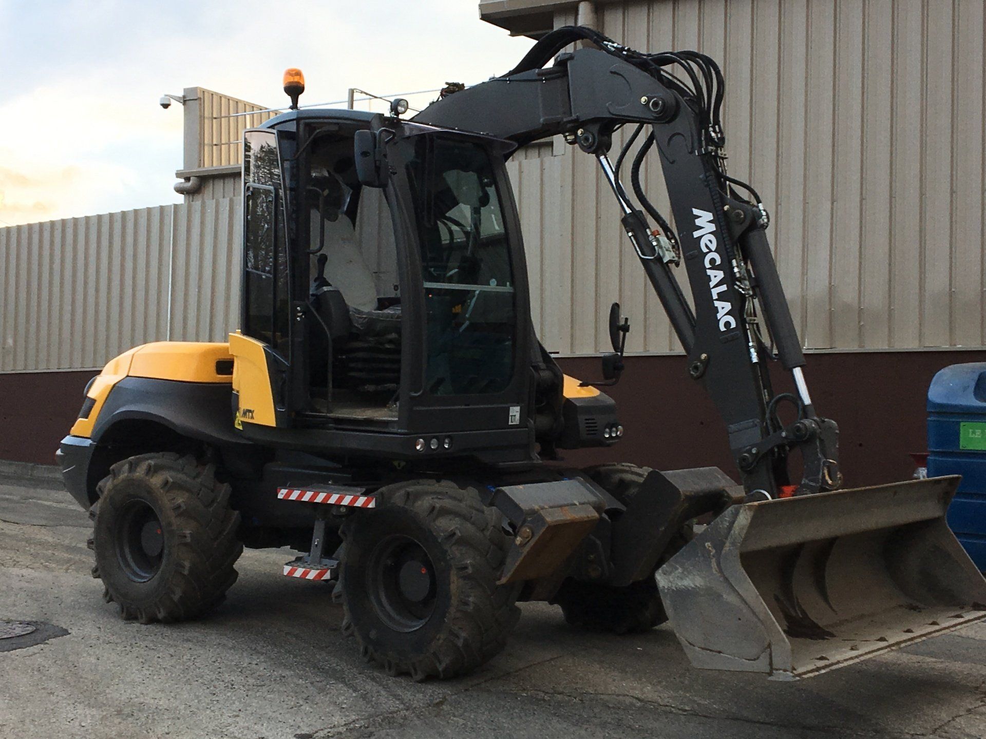 Location d'engins de chantier près de SaintÉtienne pelles, camions