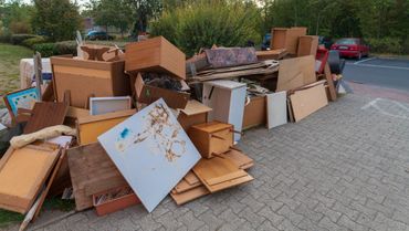 Person trägt Umzugskarton