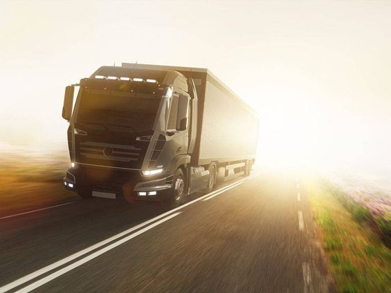 zwei Personen tragen eine Couch die Treppe herunter