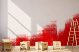 Person trägt Umzugskarton