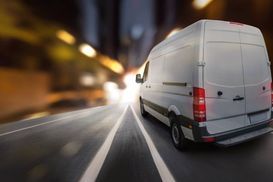 Person trägt Umzugskarton