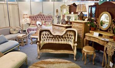 Person trägt Umzugskarton