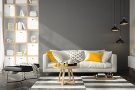 Person trägt Umzugskarton