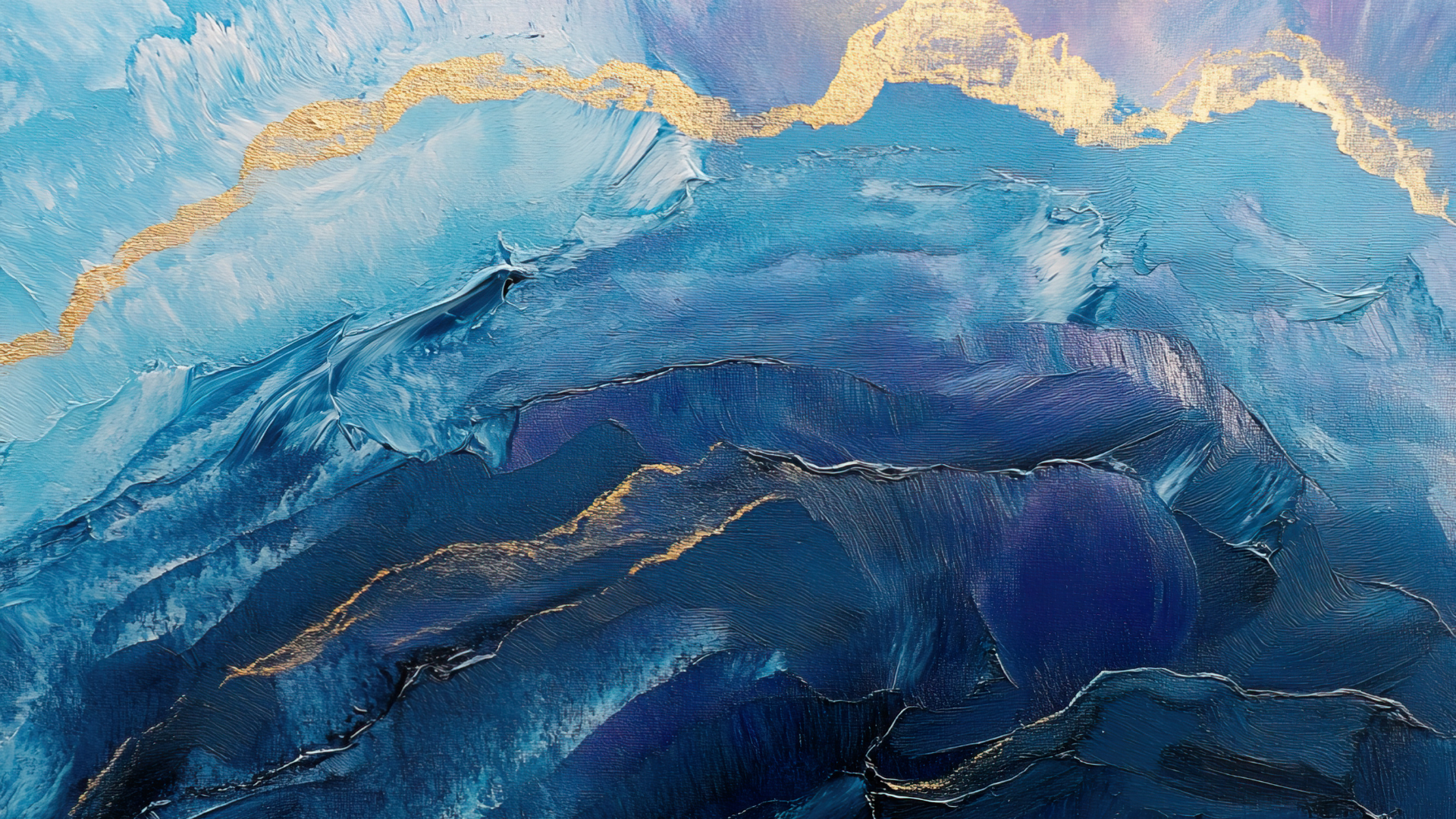 Œuvre abstraite aux nuances de bleu et de violet superposées, rehaussée de touches dorées, évoquant des montagnes ou l'eau.