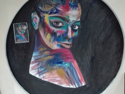 Portrait coloré d'une personne au visage maquillé de façon abstraite, inscrit dans un cercle noir.