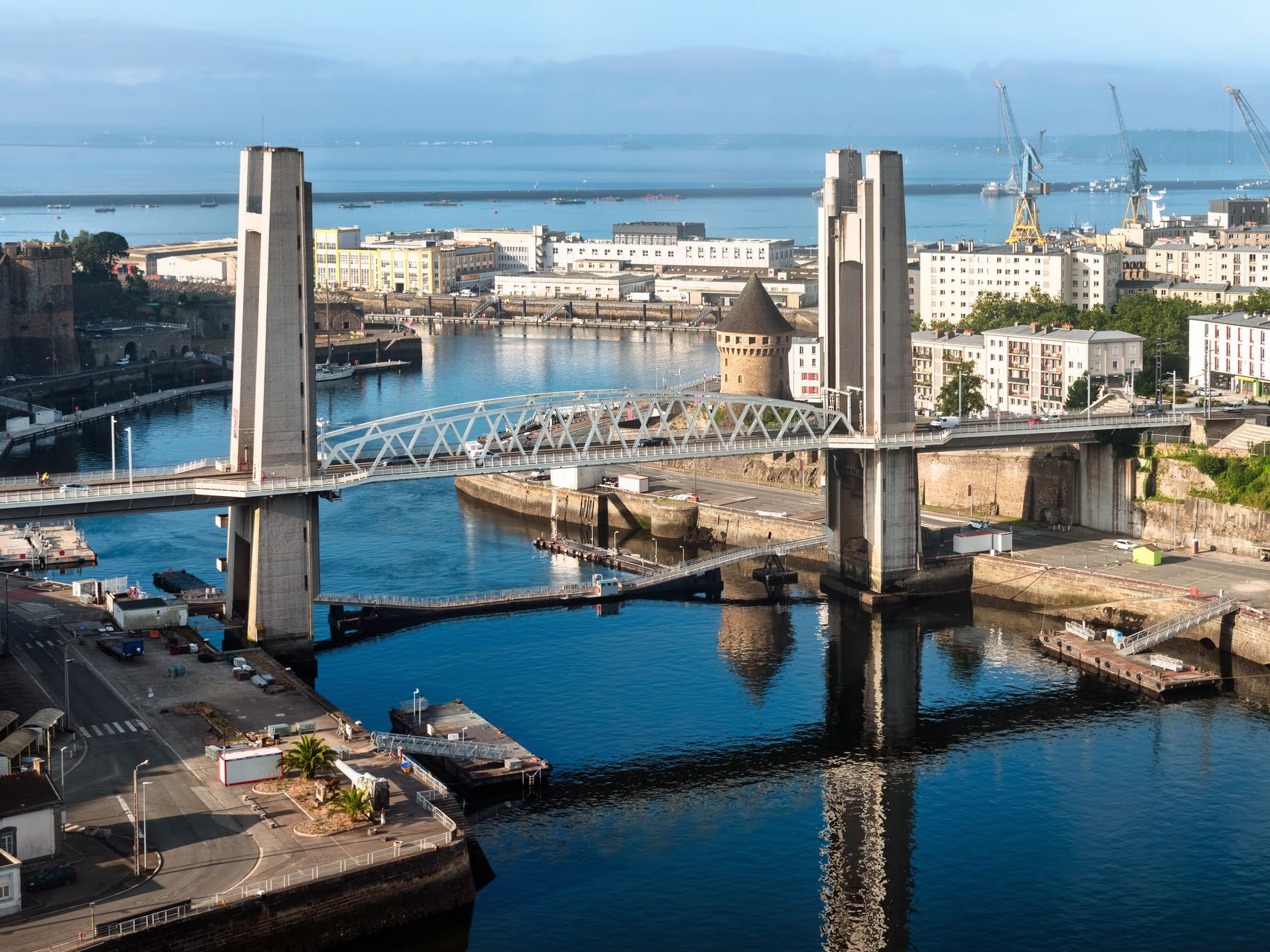 Vue aérienne du pont de Recouvrance à Brest.
