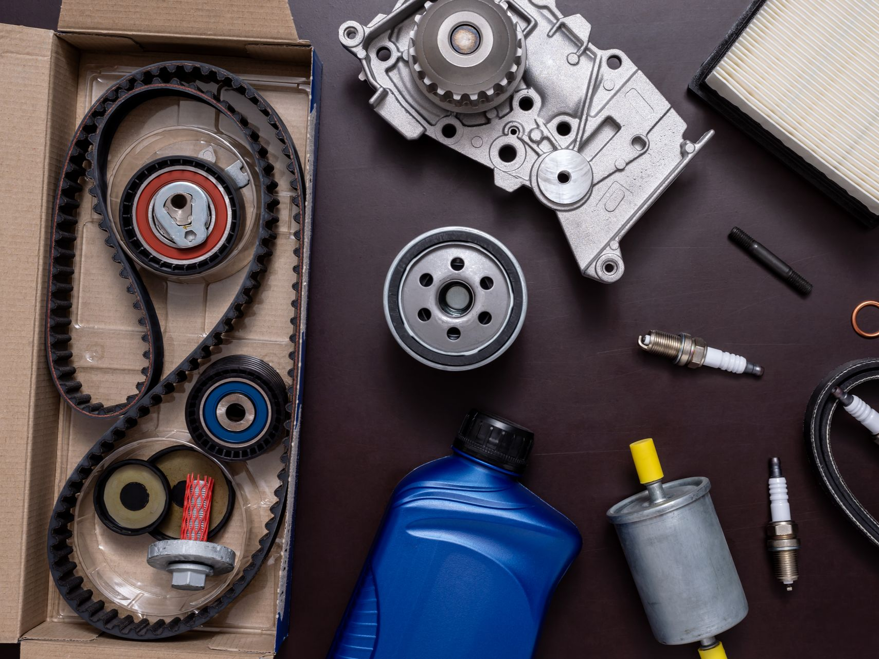 Diverses pièces d'entretien automobile, notamment un kit de courroie de distribution, un filtre à huile.