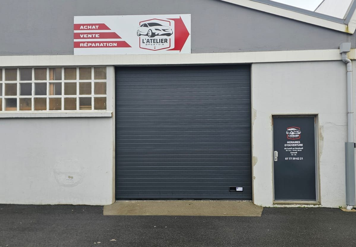 La devanture du garage automobile de L'ATELIER BRESTOIS.