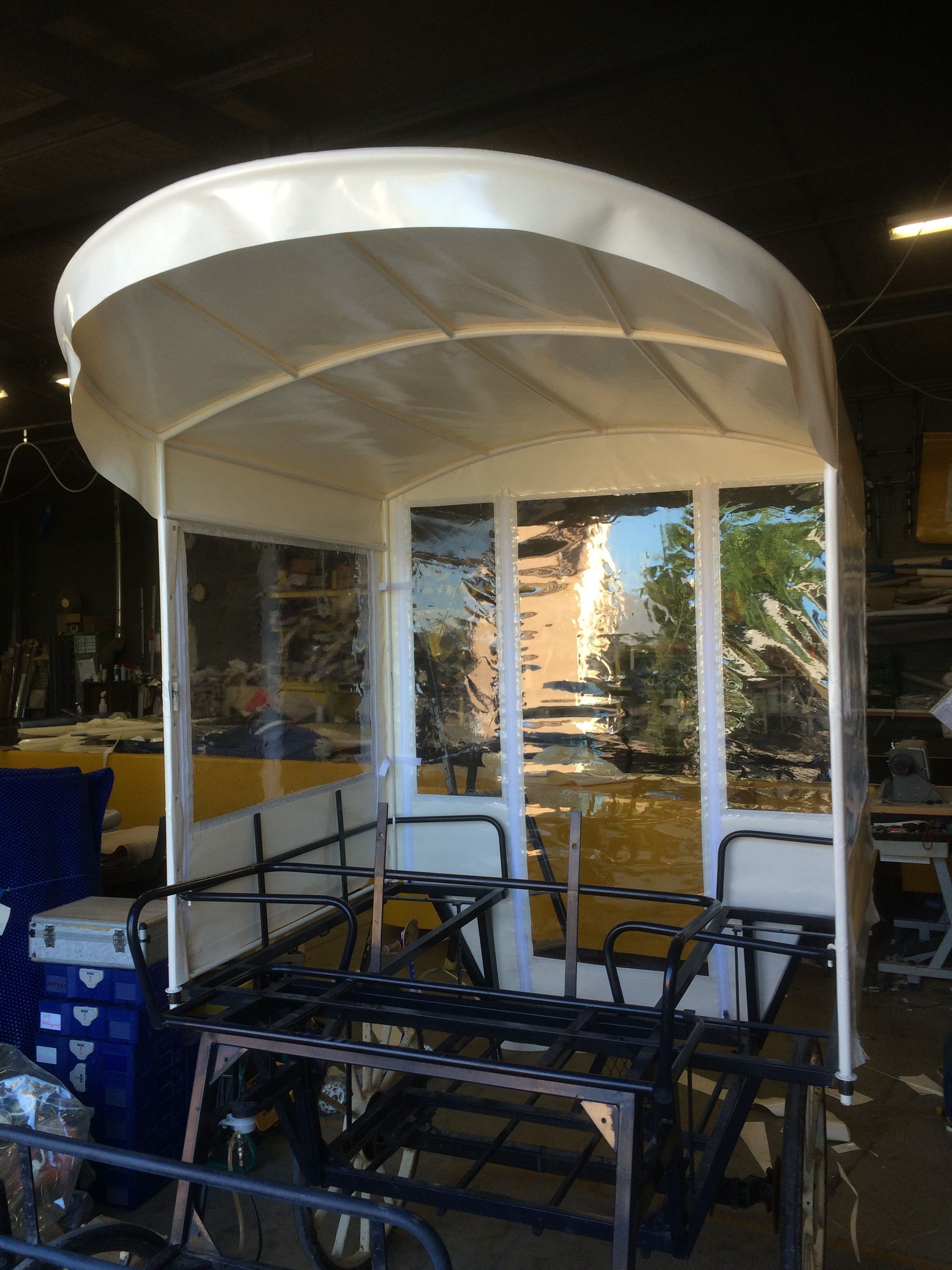 Bâche blanche brillante sur une calèche