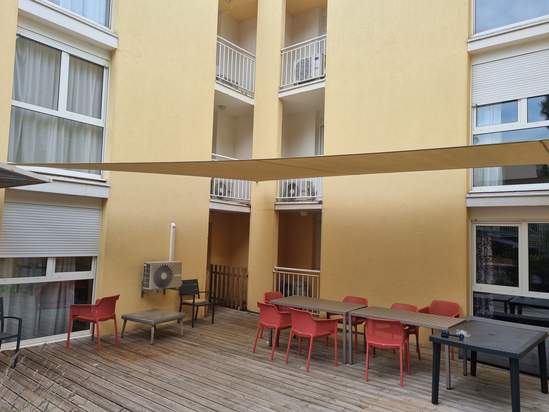 Toile d'ombrage tendue