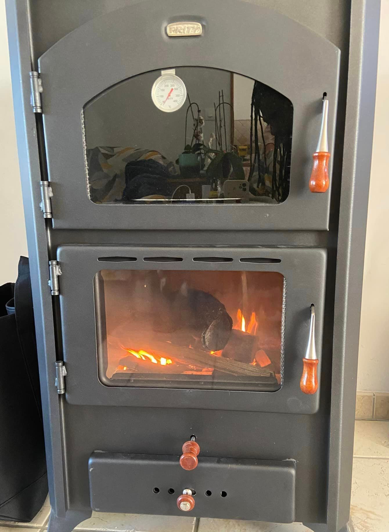 Un poêle avec des poignées rouges