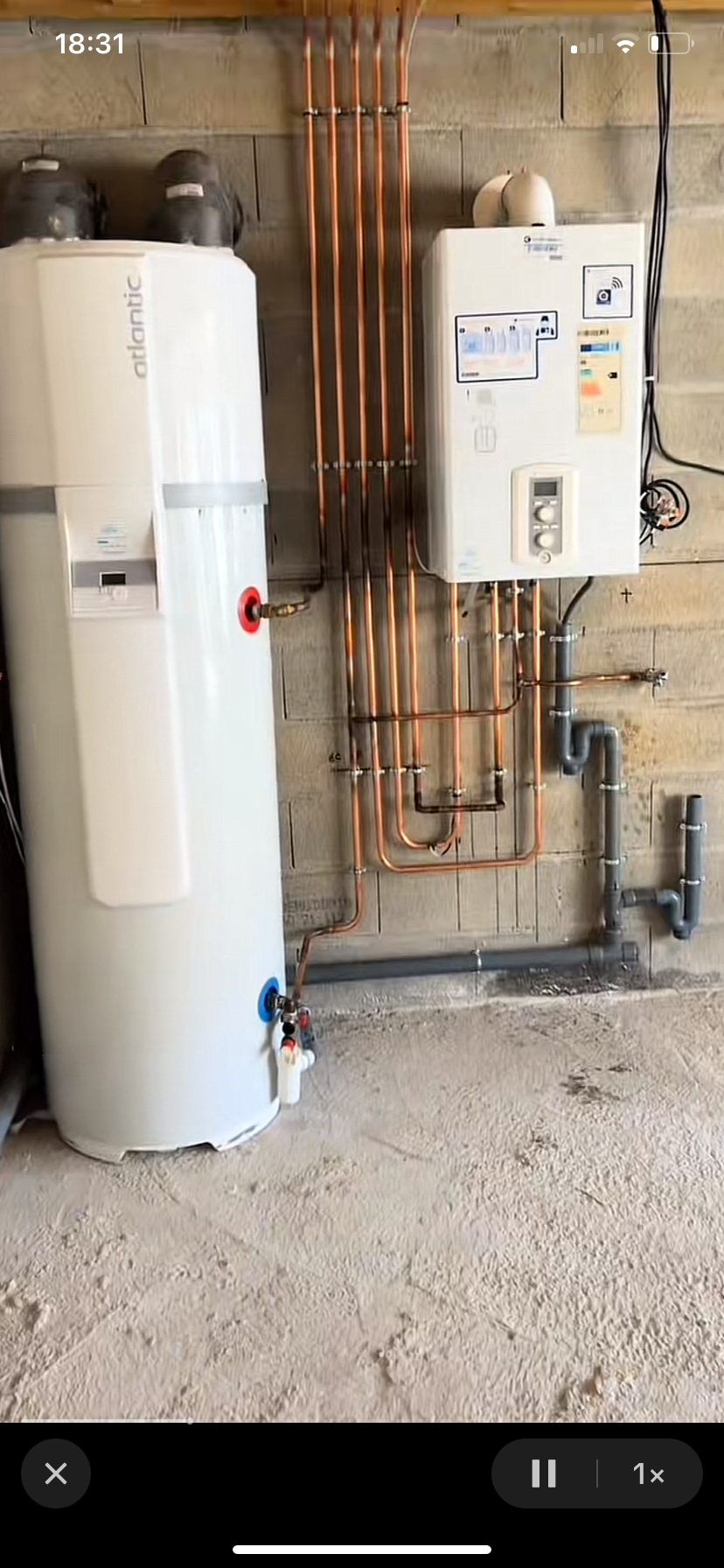 Une chaudière contre un mur