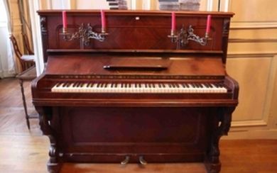 Piano droit marron avec candélabres