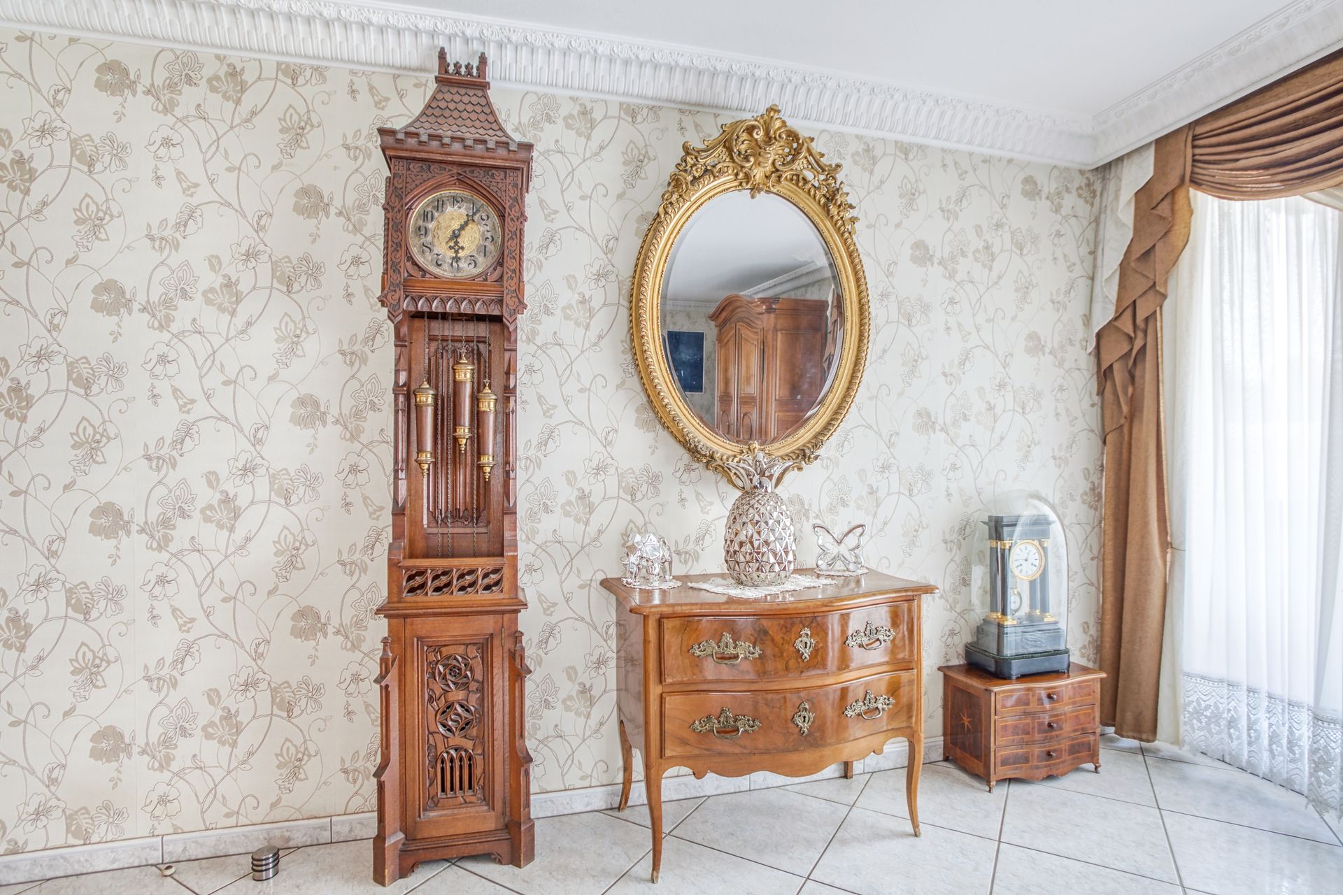 Mobilier ancien dans une pièce lumineuse