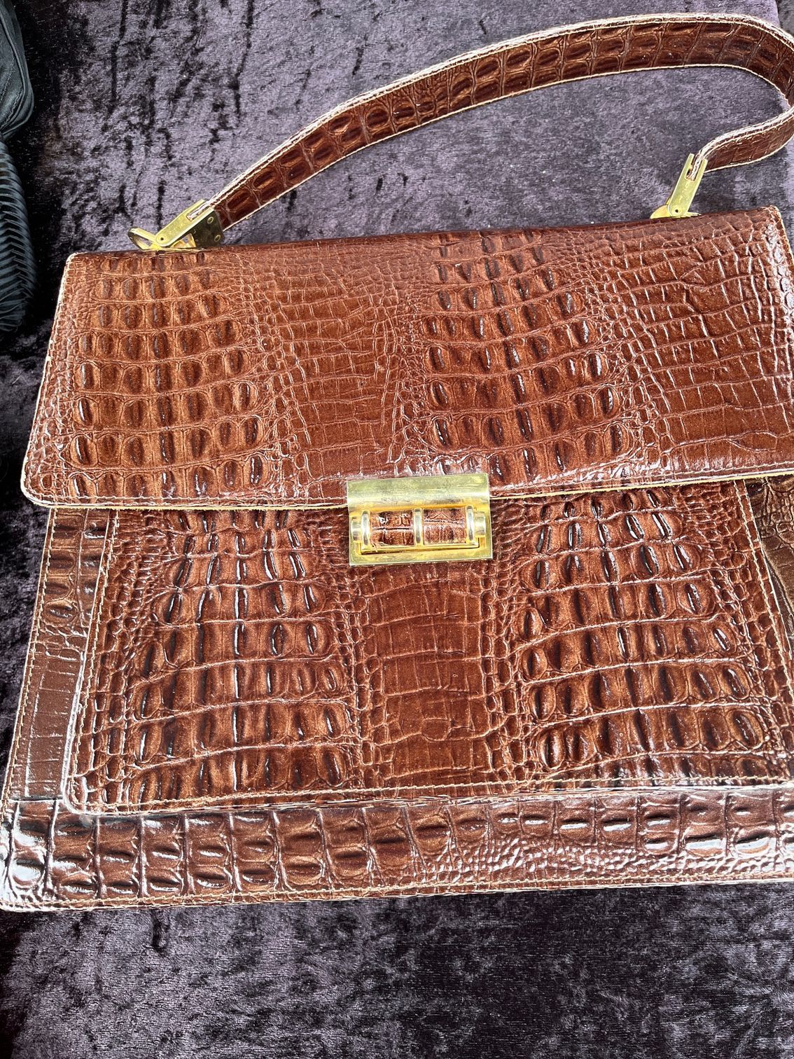 Sac à main marron à motif crocodile avec fermoir et anse dorés