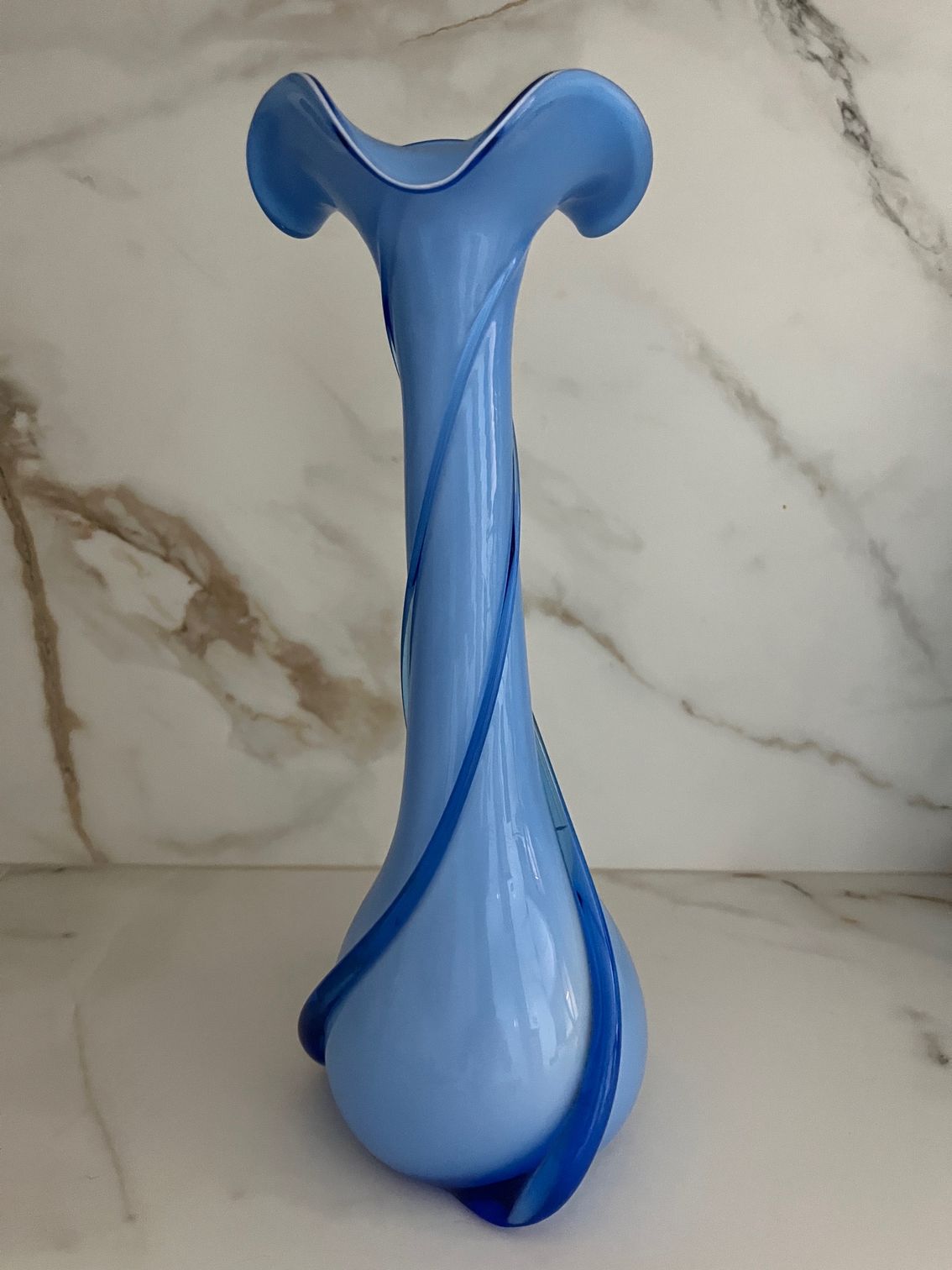 Vase en verre bleu à col évasé et à motif tourbillonnant décoratif