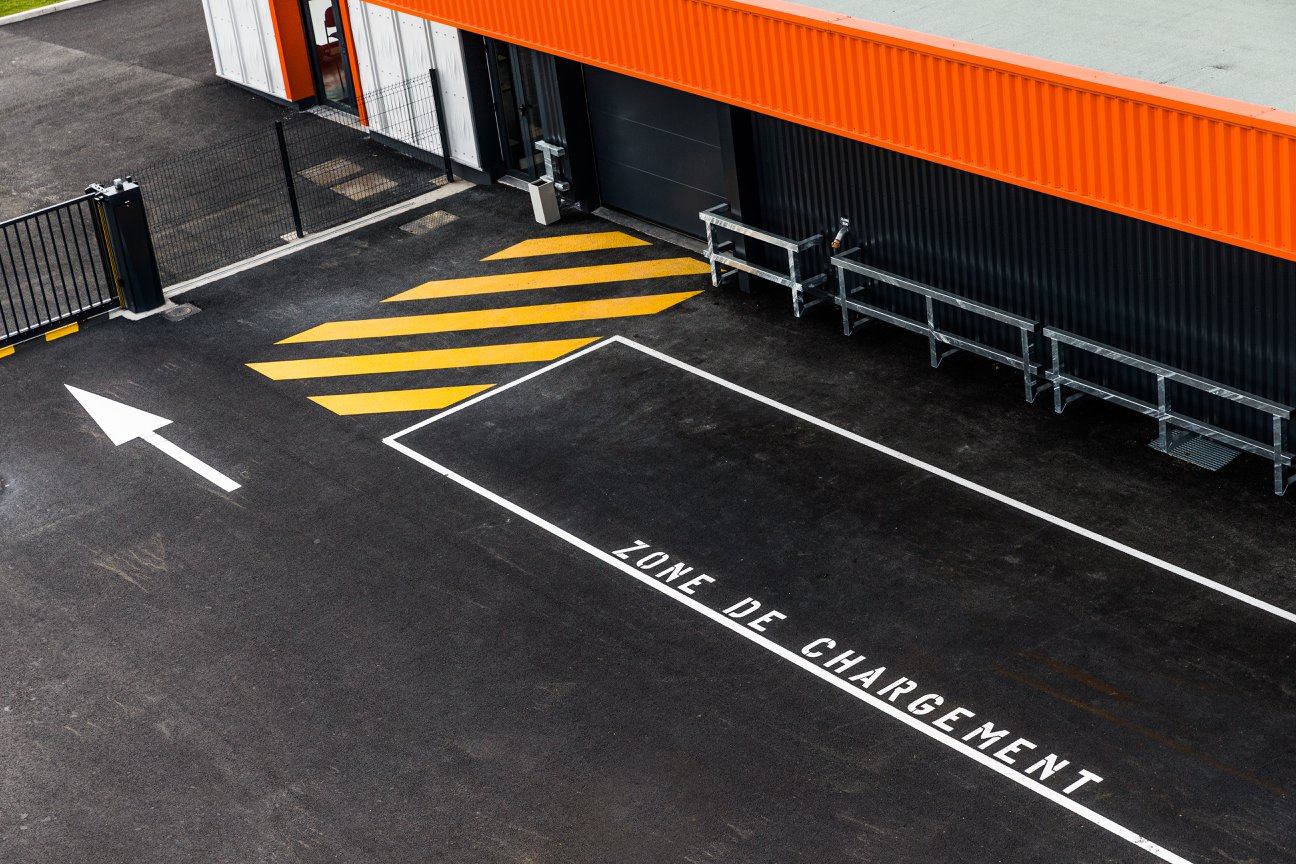 Zone de déchargement sur le parking d'Auvergne Self Stockage