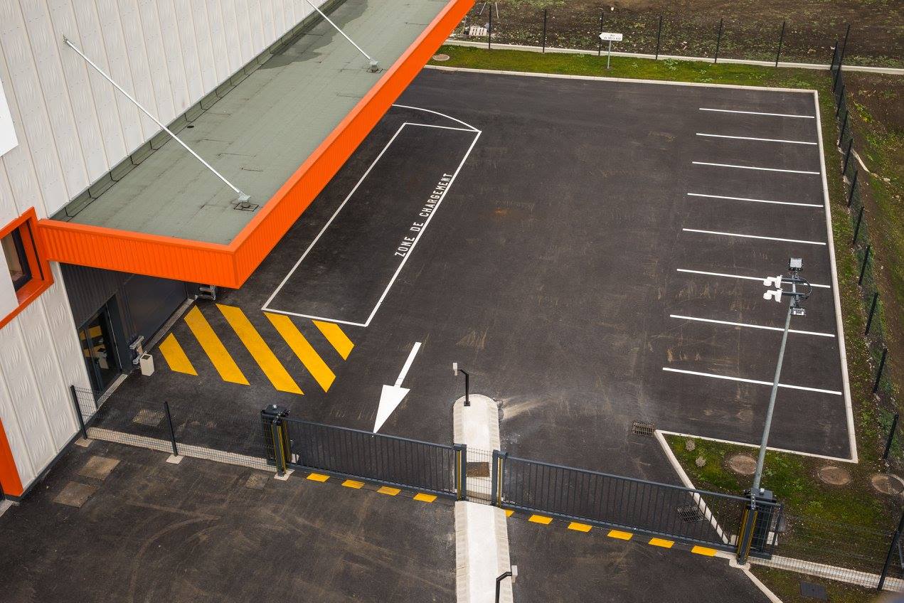 Zone de déchargement sur le coté du bâtiment d'Auvergne Self Stockage