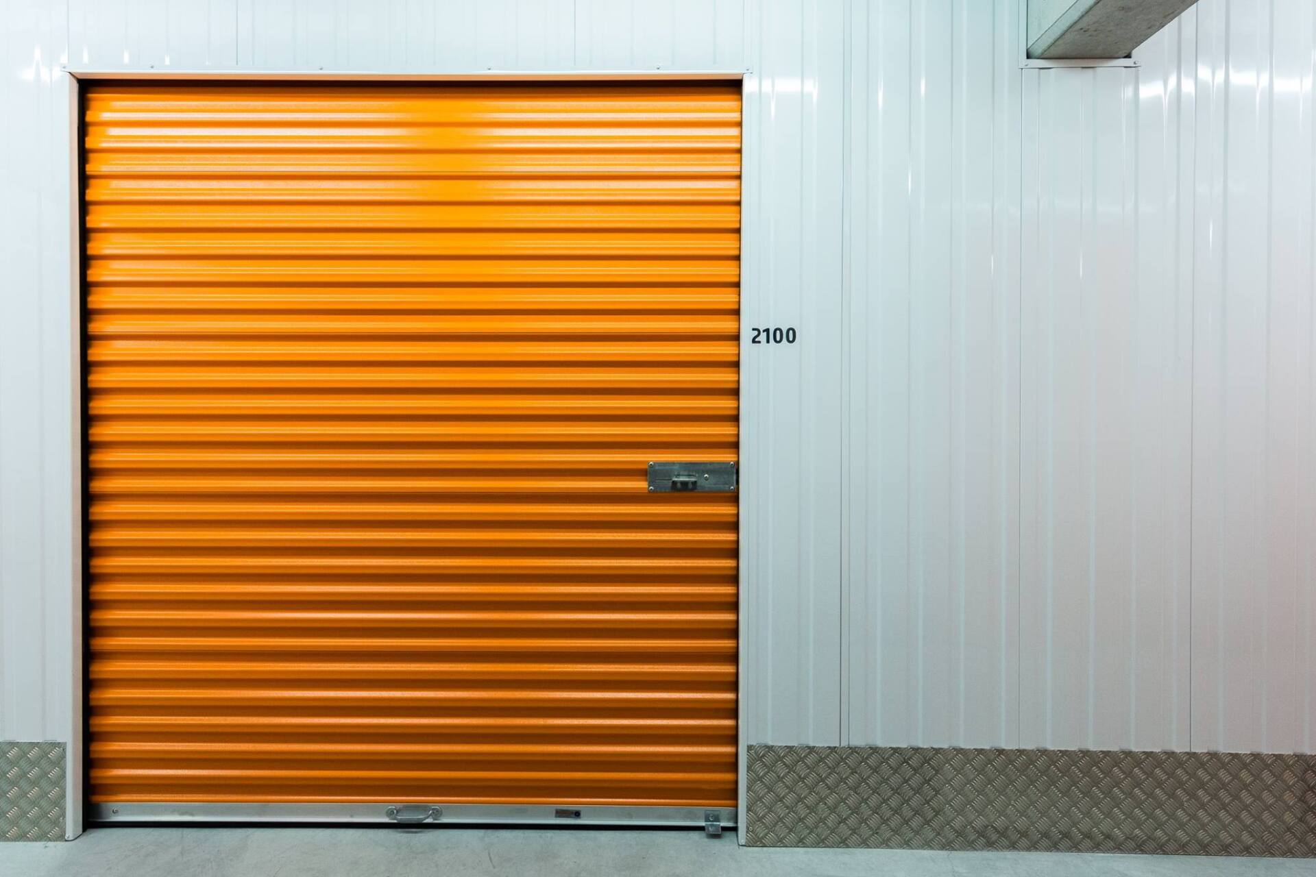 Porte orange d'un box de stockage