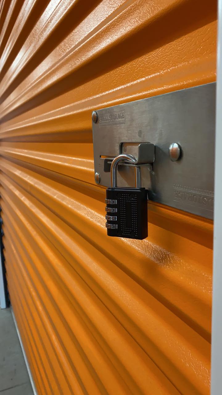 Cadenas noir sur un box de stockage