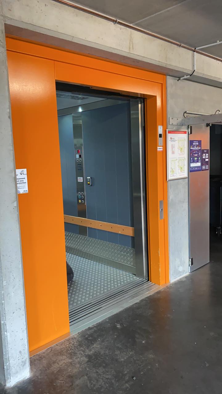 Ascenseur dans le bâtiment d'Auvergne Self Stockage