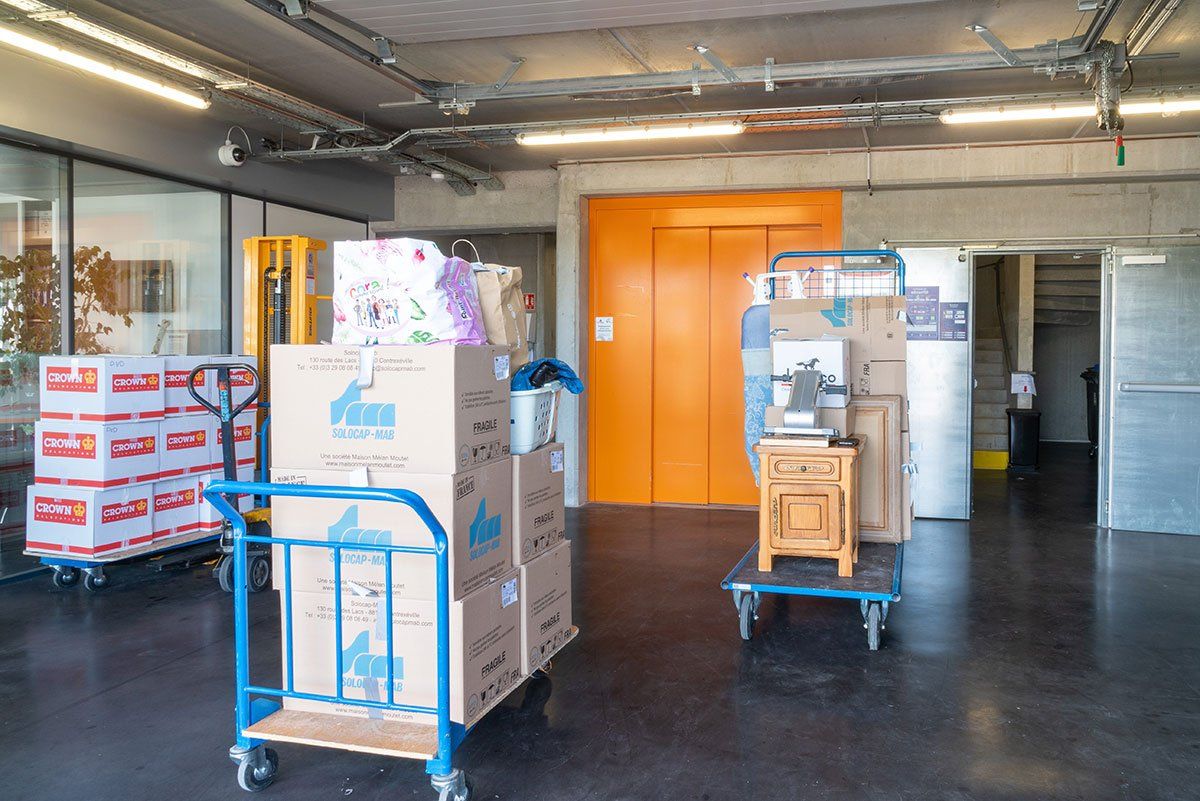 Chariots avec des cartons et divers objets dessus