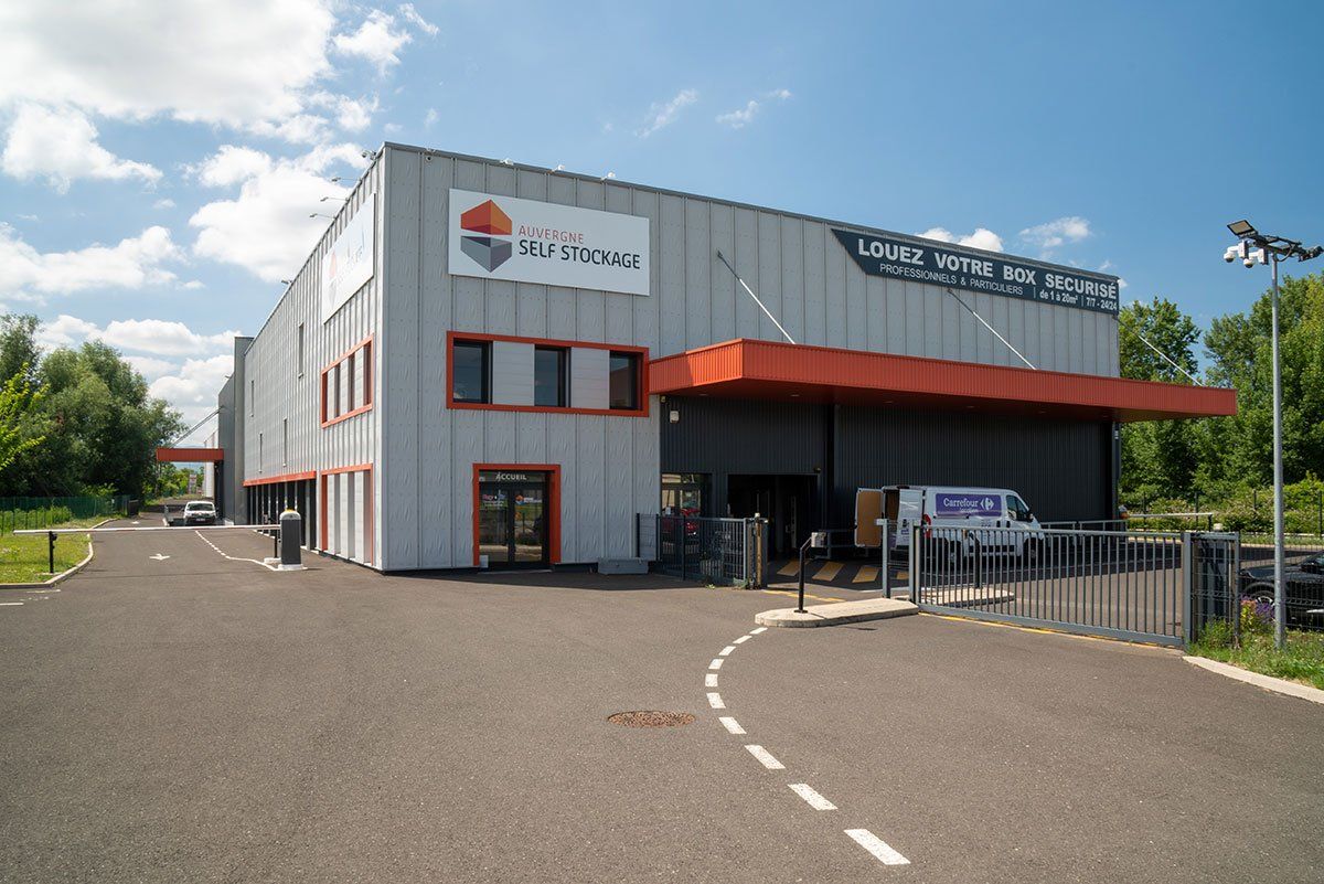 Devanture d'Auvergne Self Stockage avec un camion