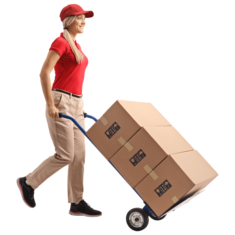 Femme en rouge qui transporte des cartons sur un charriot