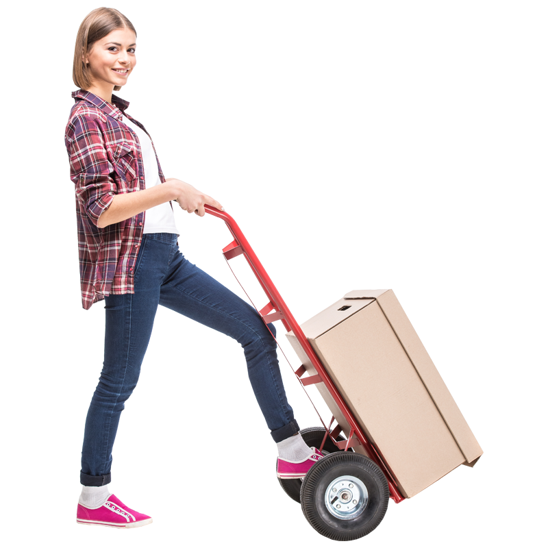 Femme qui sourit et qui pousse un charriot de carton