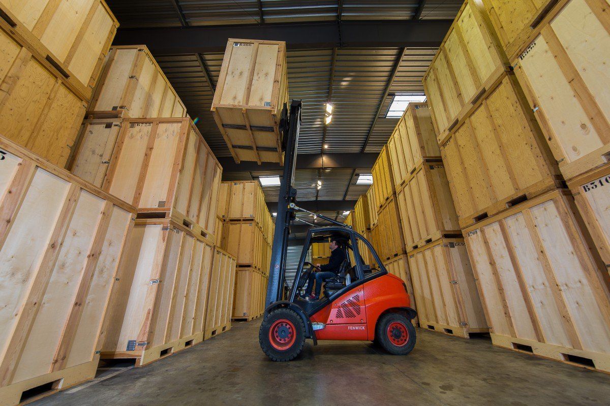 Transpalette qui charge un garde-meubles