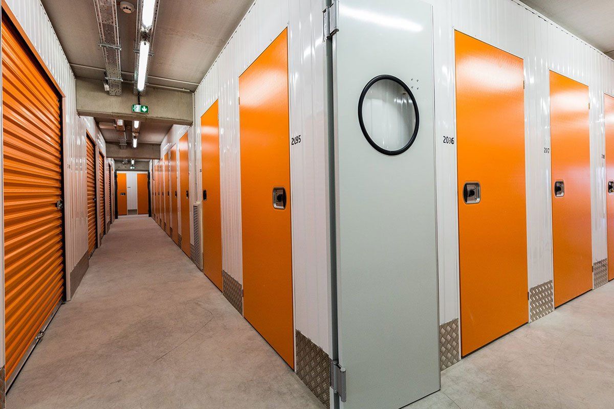 Vue des boxes de stockage avec porte contre les incendies