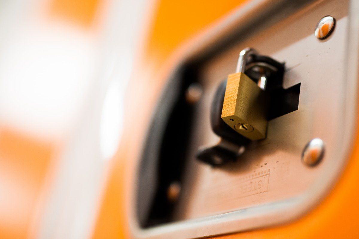 Cadenas sur un box de stockage