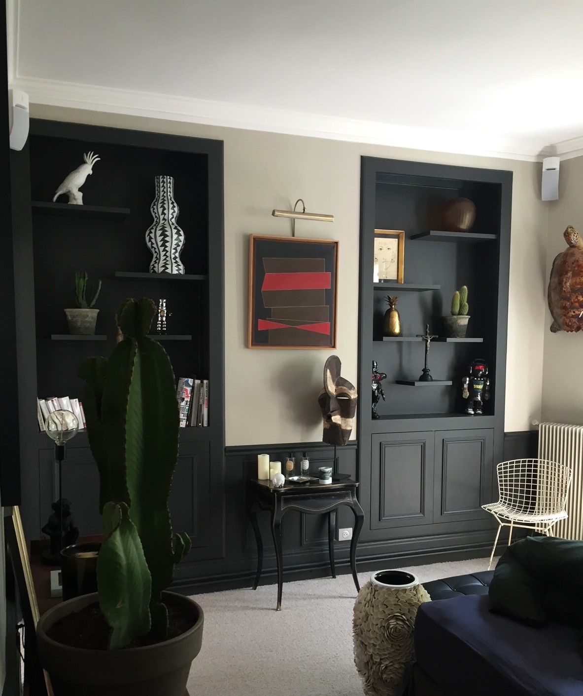 Bibliothèques noires intégrées dans un mur