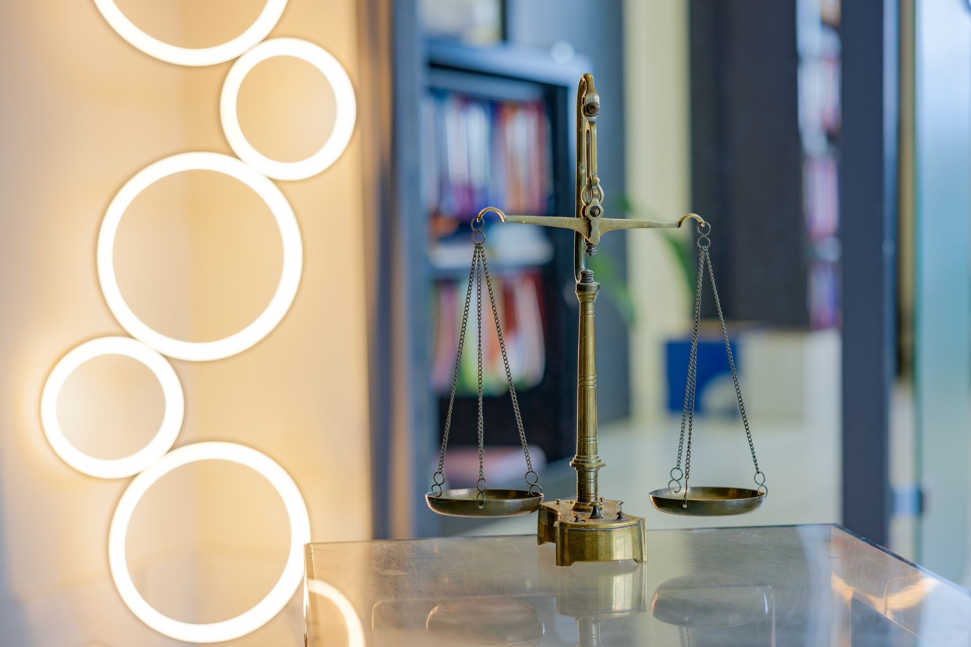 Balance de la justice posée sur une table