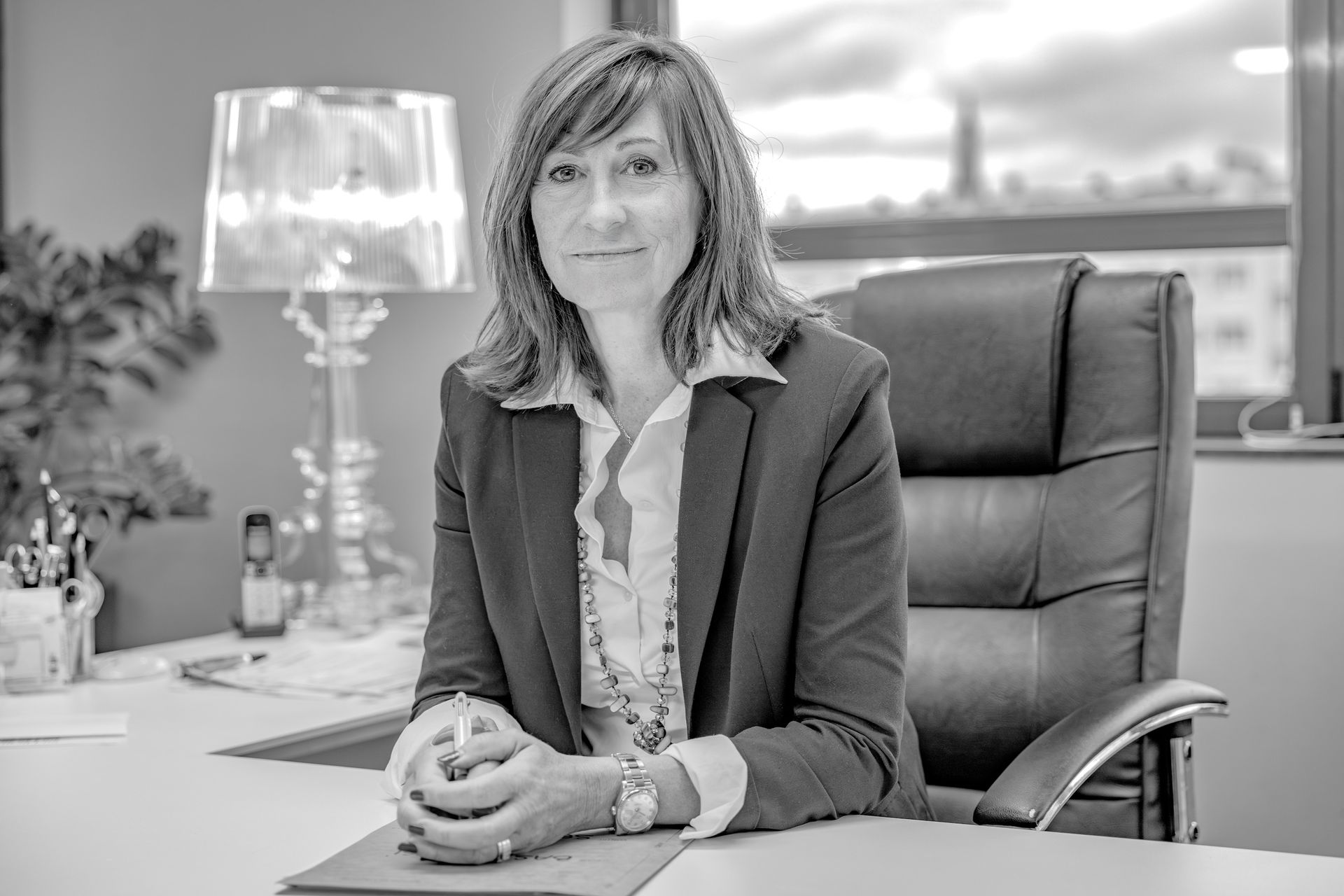 Maître Grenier-Duchêne dans son cabinet