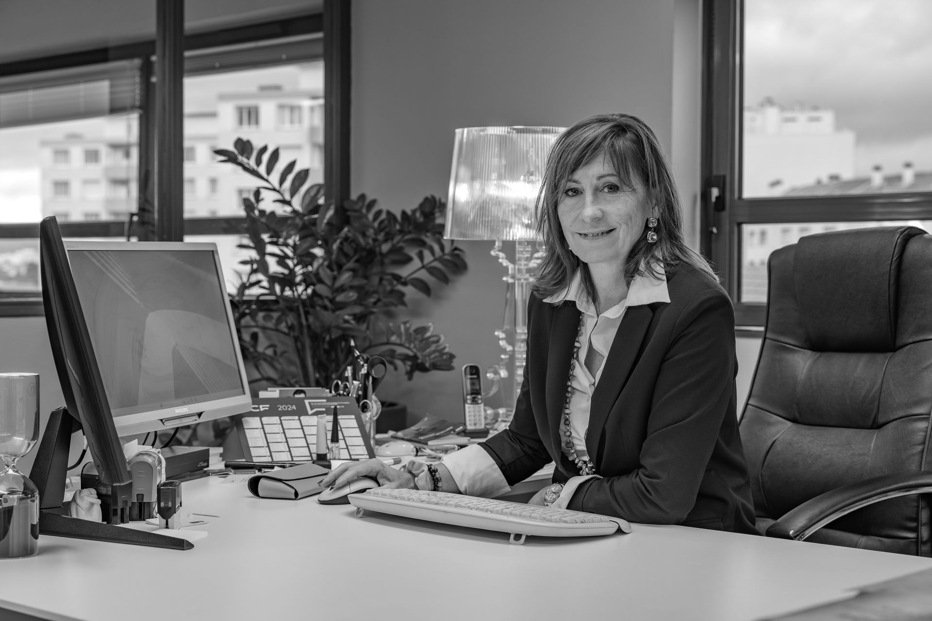 Portait de maître Duchêne derrière son ordinateur