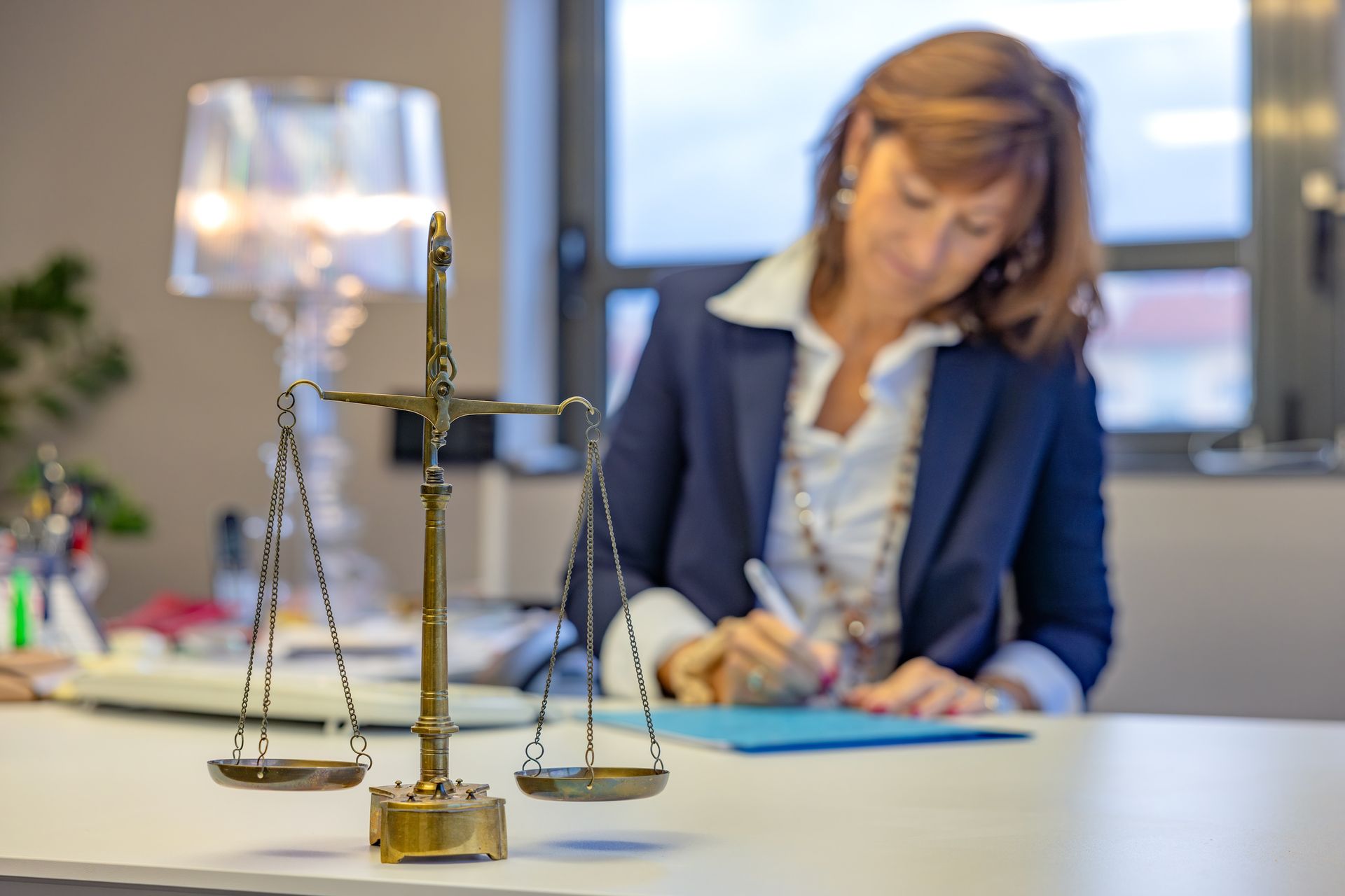 Balance de la justice posée sur le bureau de l'avocat