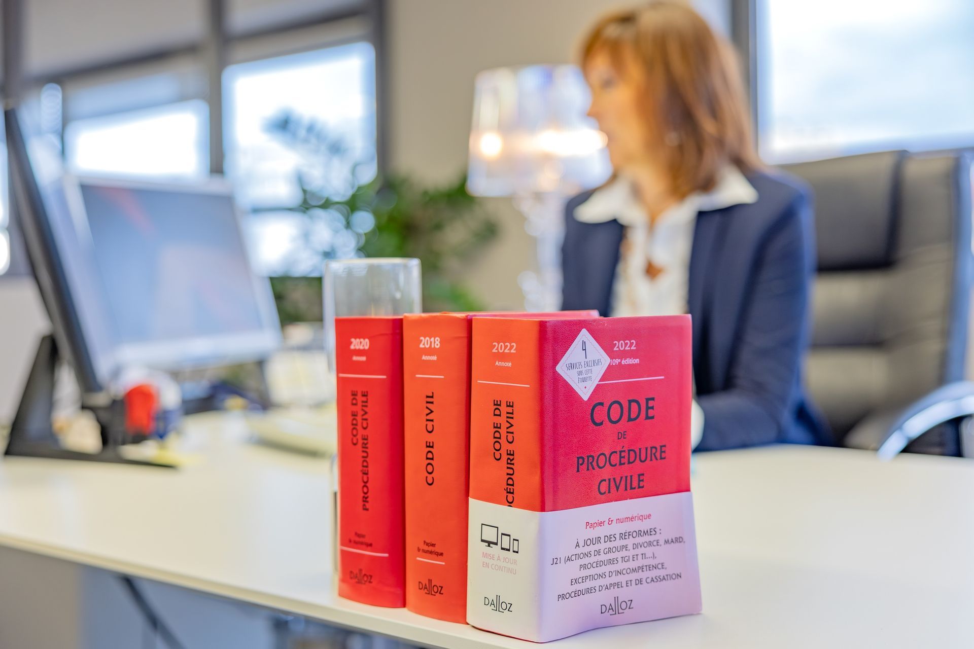Code civil posé sur le bureau