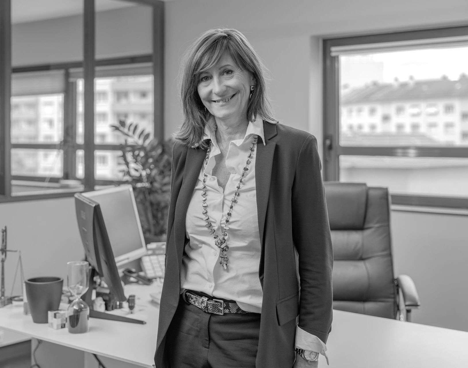 Maître Grenier-Duchêne souriante dans son cabinet