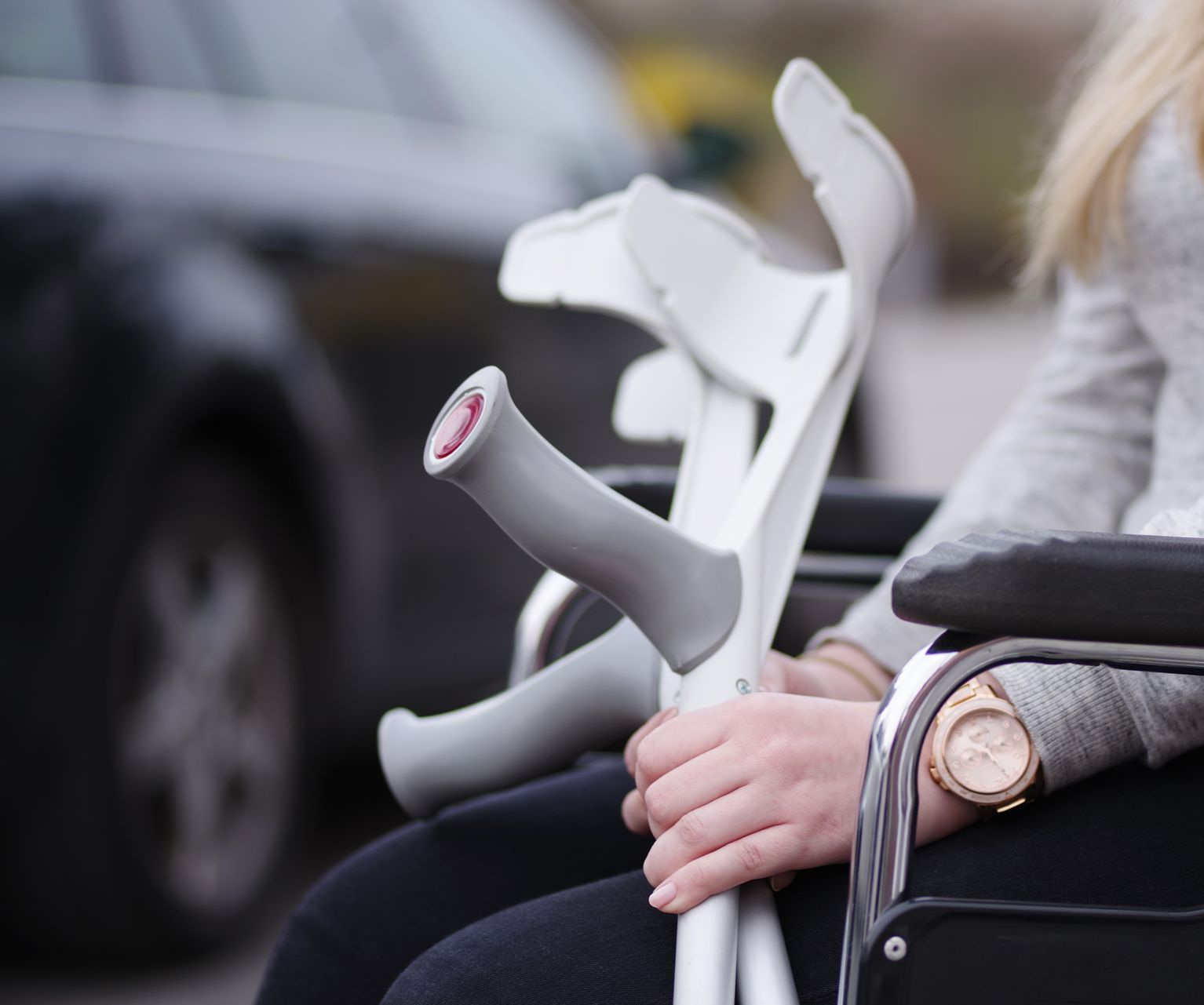 Femme tenant des béquilles