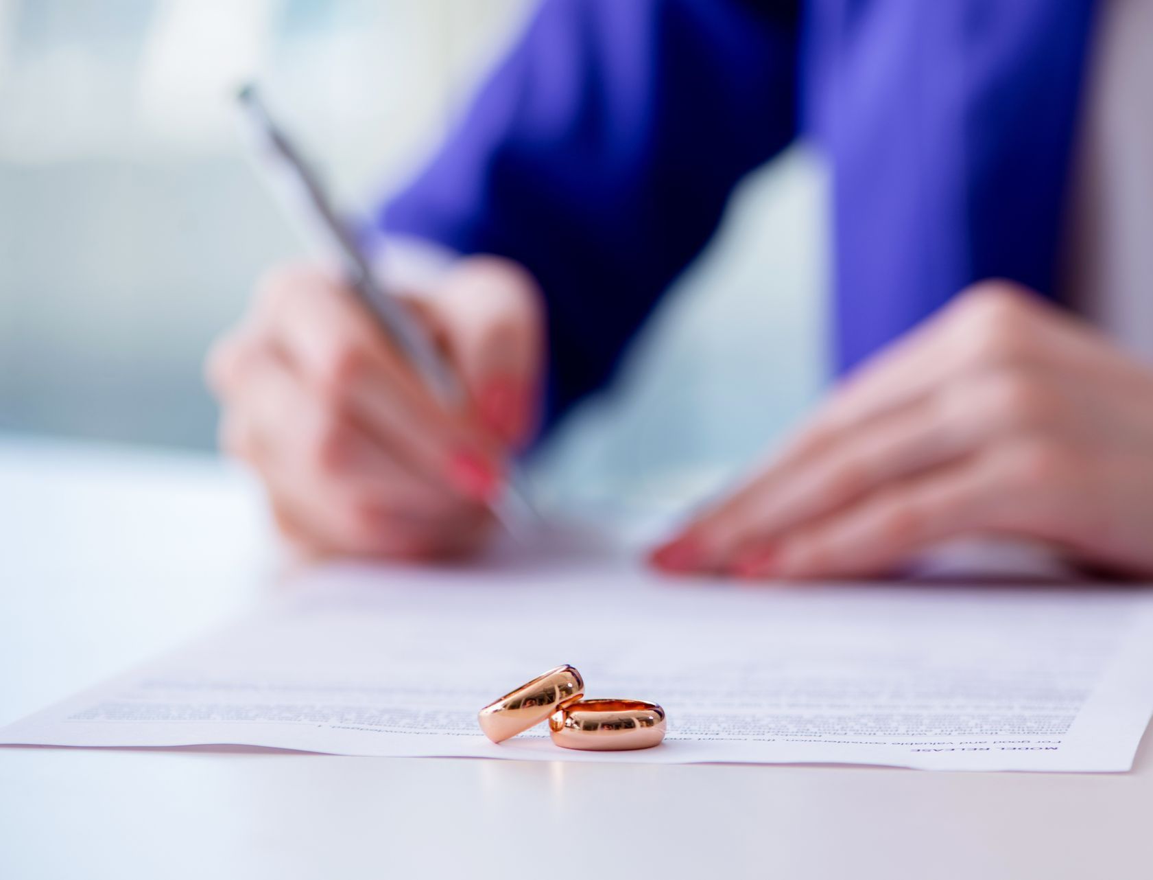 Alliances posées sur un contrat de divorce