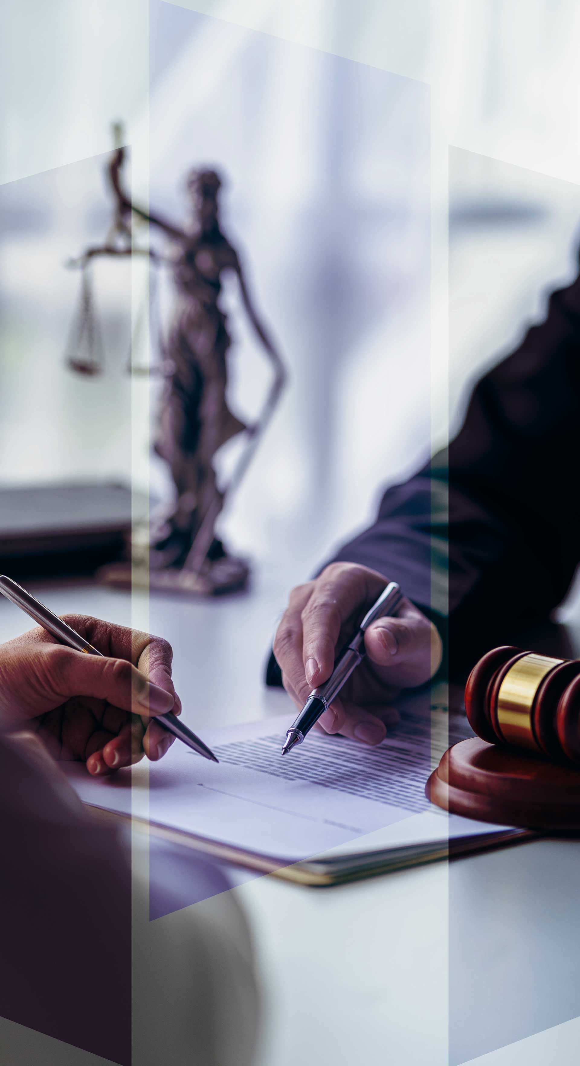 Deux personnes autour d'un bureau d'avocat signant des papiers