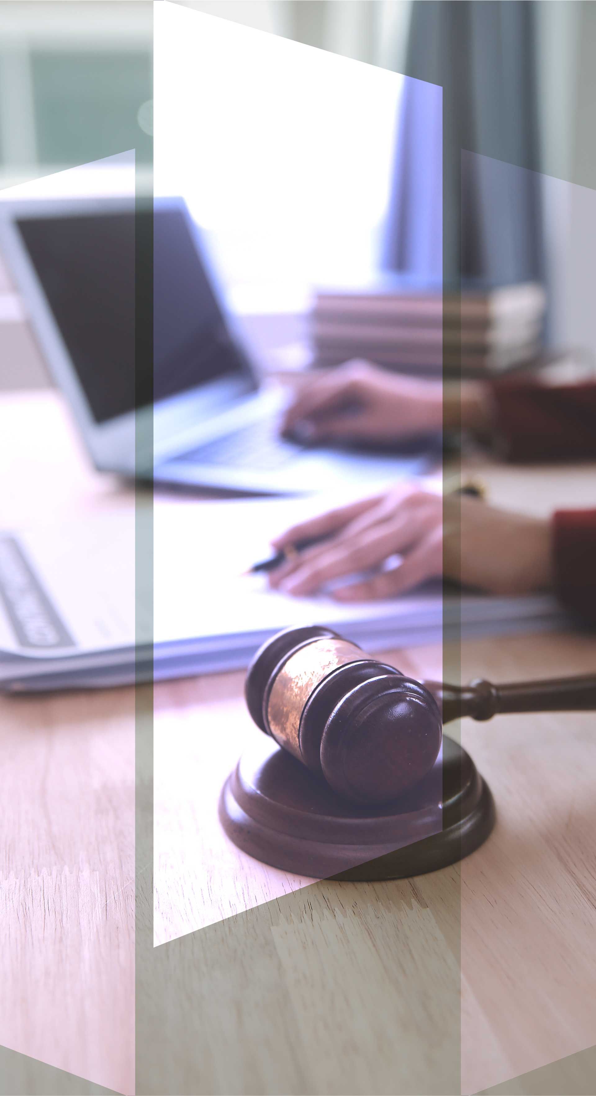 Une femme devant un bureau avec un PC, des documents et un marteau