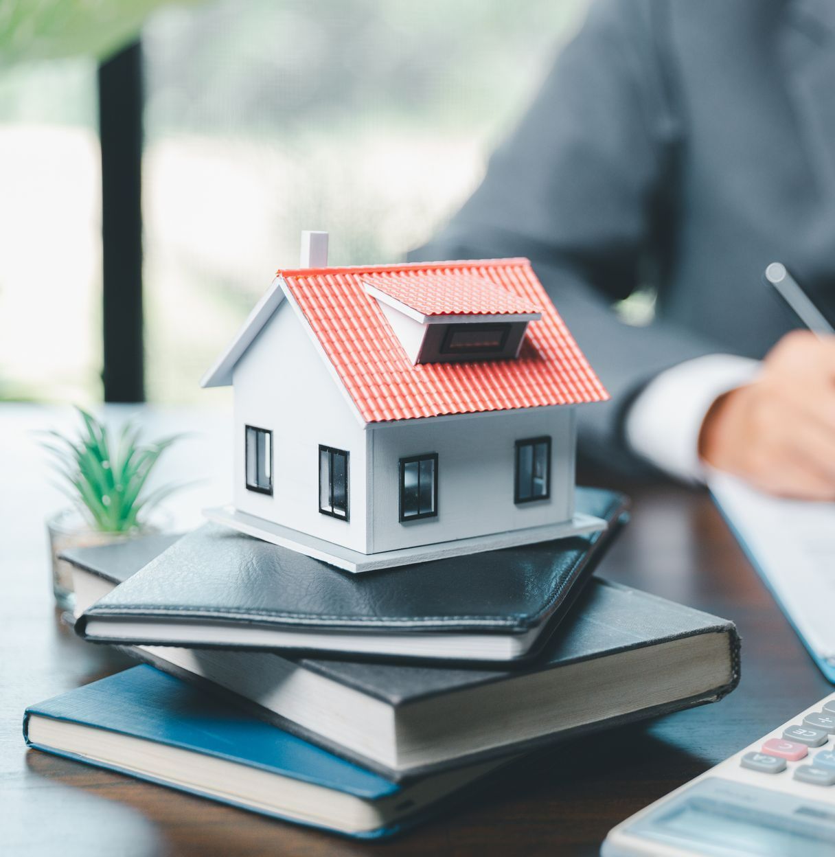 Maquette d'une maison posée sur des dossiers